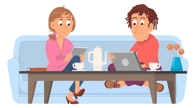Paar drinken samen koffie en kijken naar laptop Man en vrouw zitten op de bank