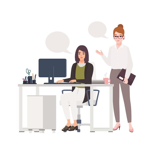 Paar vrouwen die op kantoor samenwerken. Vrouwelijke bedienden gekleed in slimme kleren, zittend in een stoel en permanent aan bureau met computer en met elkaar praten. Platte cartoon illustratie.