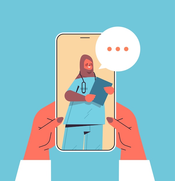 Patiënt bespreken met arabische vrouwelijke arts in smartphonescherm chat bubble communicatie online overleg gezondheidszorg geneeskunde medisch advies concept