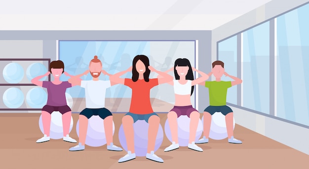 ベクトル プレスを行うフィットネスボールの男性女性の上に座って人々のグループ演習ジムで有酸素運動トレーニング健康的なライフスタイルコンセプトモダンなヘルスクラブスタジオインテリア水平