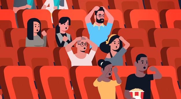 人々のグループはホラー映画を見て、ポップコーンとコーラの映画館で座っている悲鳴を上げる混合怖いフラット肖像水平探している男性女性