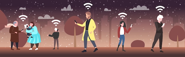 Vettore persone che utilizzano smartphone social network connessione wireless sistema connessione comunicazione concetto uomini donne a piedi all'aperto paesaggio urbano sfondo orizzontale piena lunghezza