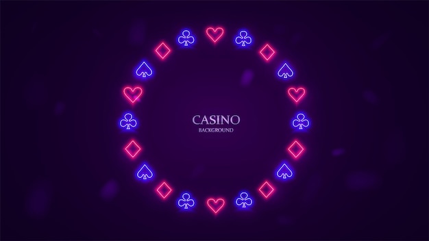 Розовая и синяя арка с мастями покерных карт на фиолетовом фоне Концепция казино с круглой неоновой рамкой