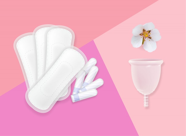 생리주기 위생 제품 및 꽃 핑크 구성. 위생 컵, 냅킨 및 탐폰