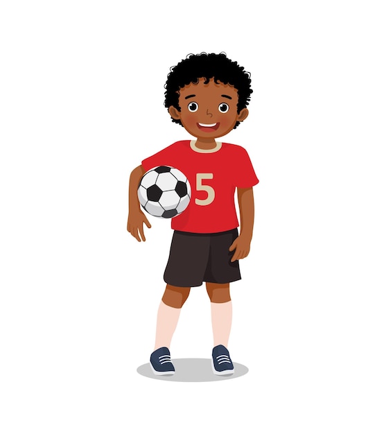 サッカーボールでポーズをとってスポーツウェアのかわいい小さなアフリカの少年の肖像画