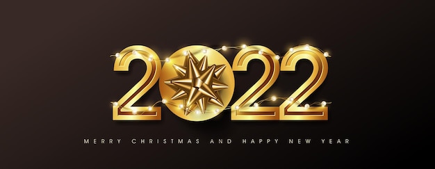 Prettige kerstdagen en gelukkig nieuwjaar 2022 gouden tekstontwerpachtergrond Versierd met geschenkdoos en gloeiende gloeilampenslinger