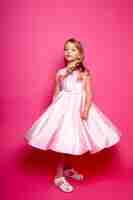Вектор Красивая молодая девушка в розовом платье изолированная студийная съемка