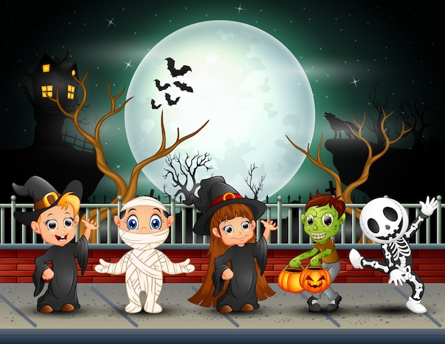 Bambini di printhappy di halloween nella priorità bassa della luna piena