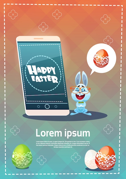 Lo smart phone delle cellule della tenuta del coniglio ha decorato la cartolina d'auguri di simboli di festa di pasqua delle uova variopinte