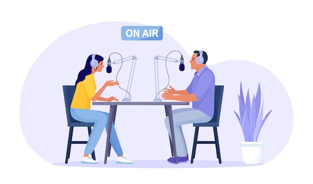 ベクトル ラジオ局でゲストにインタビューするラジオホスト。スタジオでポッドキャストを録音するマイクに話しかけるヘッドフォンの男性と女性。マスメディア放送