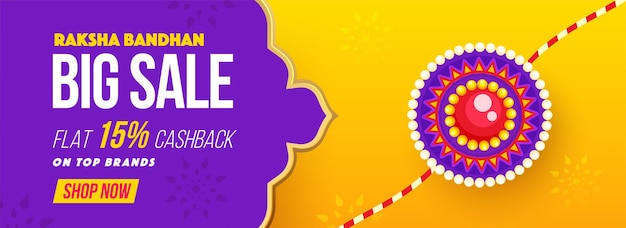 Raksha bandhan grande vendita banner o design di intestazione con rakhi floreale in colore viola e giallo.