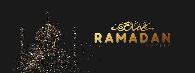Vettore sfondo del ramadan. il design è sabbia con cigolio dorato della silhouette della moschea. motivo nero con paillettes luminose sciolte in oro. testo calligrafico arabo di ramadan kareem. bandiera scura orizzontale