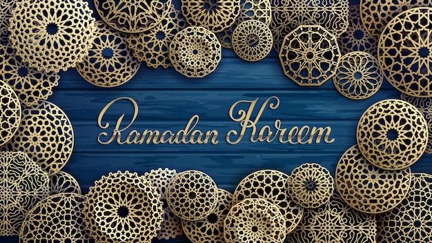 Ramadan kareem gouden belettering islamitische ronde patroon in arabische stijl op blauwe planken achtergrond ve...