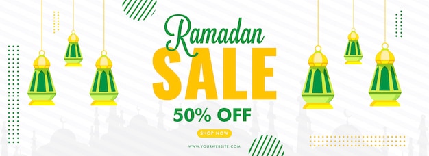 Ramadan sale banner met 50% korting en hangende lantaarns versierd op wit