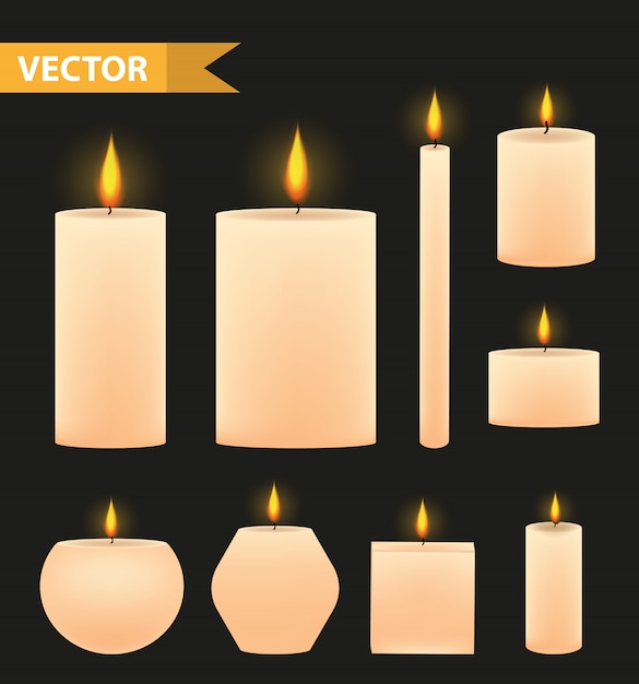 Реалистичные бежевые свечи установлены. коллекция горящих свечей. на черном фоне. иллюстрации.