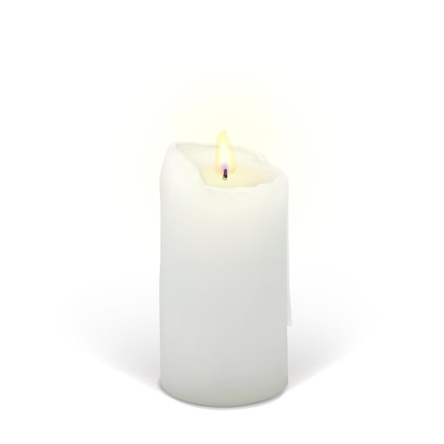 Реалистичная горящая свеча на белом фоне