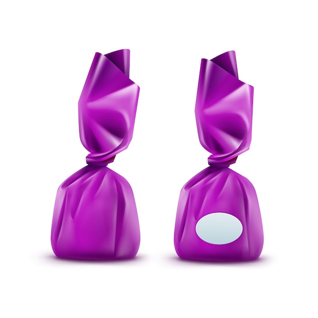 Реалистичная шоколадная конфета в пурпурной глянцевой обертке крупным планом на белом фоне
