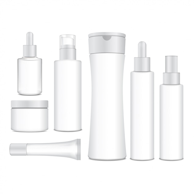 Bottiglie bianche cosmetiche realistiche. contenitori, provette, bustina per crema, balsamo, lozione, gel, shampoo, crema per fondotinta. illustrazione