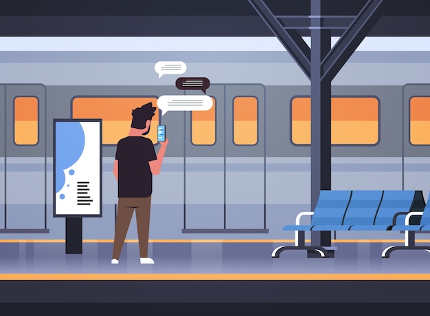 вид сзади человек, стоящий на платформе, используя мобильное приложение в чате на смартфоне, социальная сеть, чат, пузырь, концепция коммуникации, поезд, метро или железнодорожная станция, полная горизонтальная векторная иллюстрация