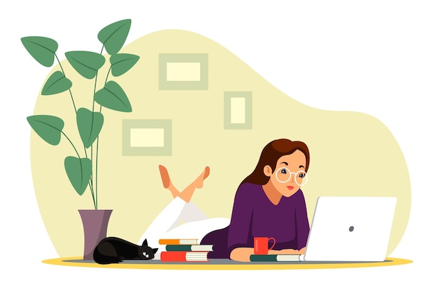Удаленный сотрудник, работающий в домашнем офисе женщина лежит на полу с ноутбуком, кошачьими книгами и комнатным растением