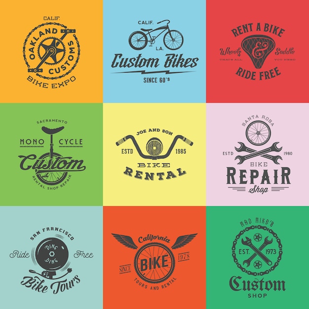 Vector retro aangepaste fietslabels of logo sjablonen instellen. fietssymbolen, zoals kettingen, wielen, zadel, bel, sleutel, enz. met vintage typografie.