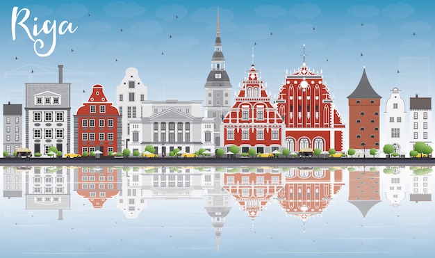 Riga skyline met bezienswaardigheden, blauwe hemel en reflecties.