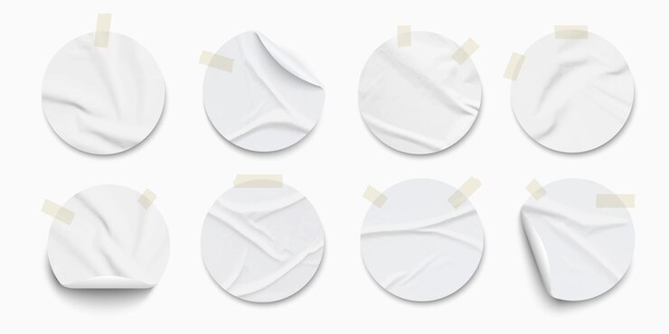 Vector ronde realistische witte papieren stickers met plooien en kleverband