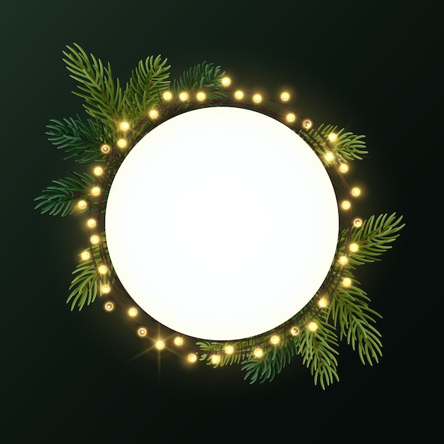 Круглый рождественский венок с еловыми ветками и светящейся гирляндой из луковиц. круг с copyspace.