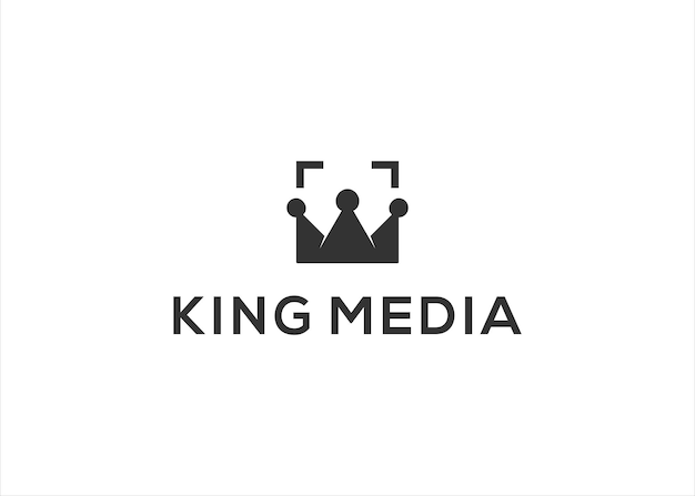 Vettore di progettazione del logo del film royal king e media. striscia di pellicola e vettore icona corona.