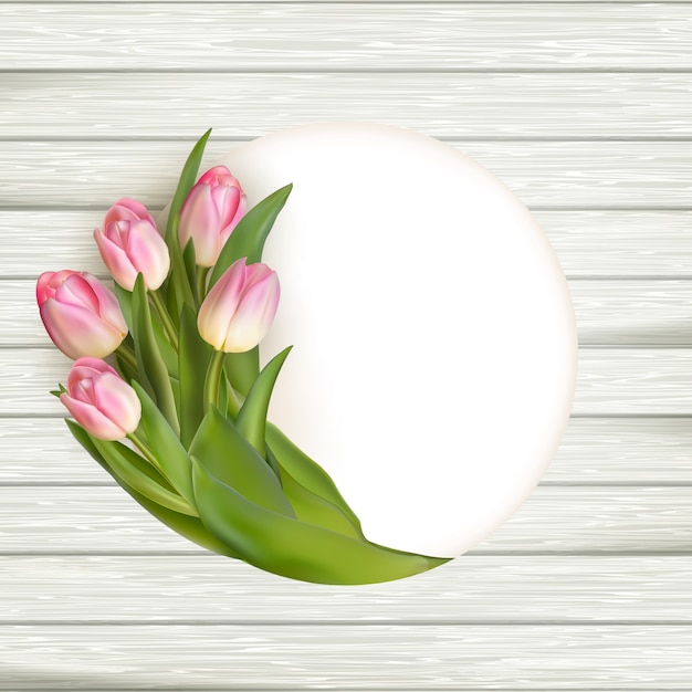 Roze tulpen over witte houten tafel, achtergrond