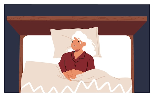 Грустная пожилая женщина, лежащая в постели, вид сверху. Пожилой женский персонаж не может спать из-за храпа или плохих мыслей в уме