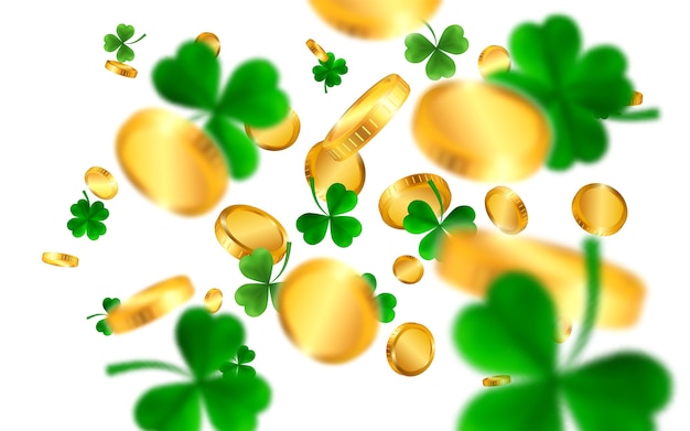 Saint patrick's day met green four en tree leaf clovers en gouden munten. ierse geluks- en successymbolen.