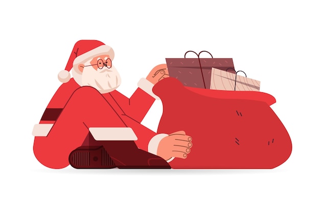 ⁇ 은 옷을 입은 산타클로스가 선물 상자 가득 찬 가방 근처 바닥에 앉아 새해 축하 크리스마스 휴일 축하 개념