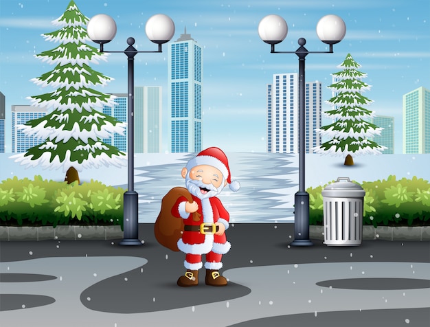 Дед Мороз гуляет по парку с мешком подарков
