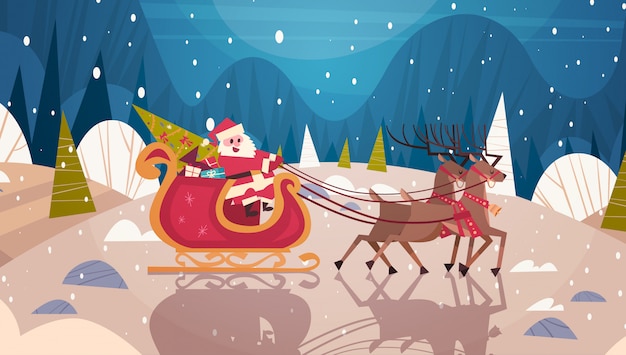 Санта-езда санях с оленями в лесу, с новым годом и рождеством баннер зимних праздников концепции