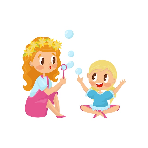 Schattig meisje zeepbellen blazen met haar zusje Grappige kinderen die samen plezier hebben Outdoor activiteit Platte vector design