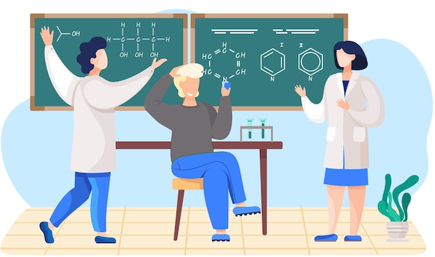 Scheikundeles in de klas Mannelijke en vrouwelijke wetenschappers leggen formules uit op een schoolbord De man zit met kaarten in zijn handen en denkt na over de volgende stap Studie van chemische verbindingen