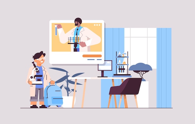 школьник проводит химический эксперимент с учителем в окне веб-браузера во время видеозвонка, самоизоляция, онлайн-общение