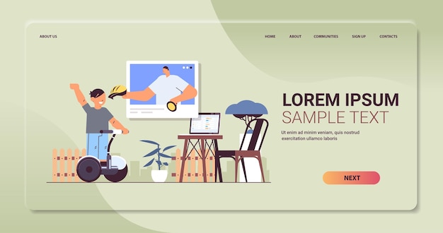 Scolaro che guida uno scooter elettrico e discute con l'istruttore nella finestra del browser web durante la videochiamata comunicazione online autoisolamento