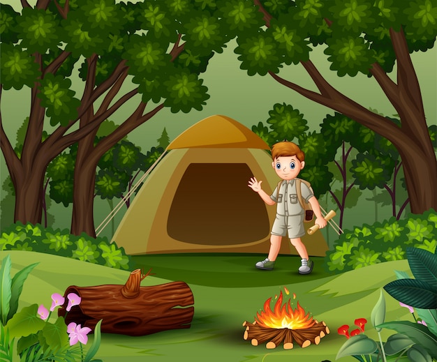 Мальчик-скаут на открытом воздухе с палаткой и рюкзаком