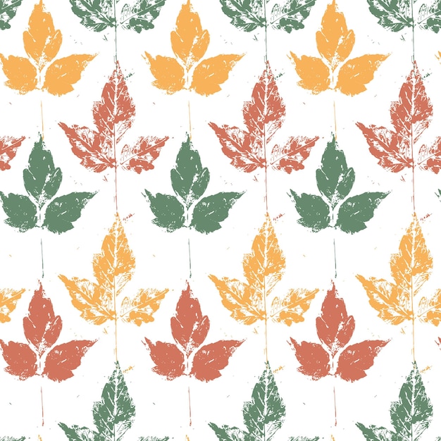Бесшовный фон с осенними листьями в естественных оттенках. цветные листья с текстурой гранж на белом фоне.