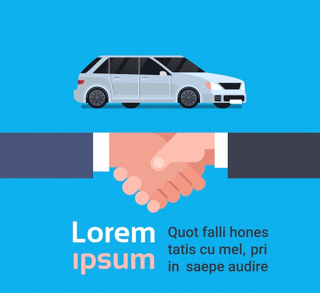 Mano dell'uomo del venditore che agita con il proprietario, la vendita di acquisto dell'automobile o il concetto locativo. modello di testo
