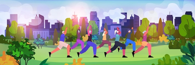 группа пожилых людей делает физические упражнения в городском парке пожилые мужчины женщины тренируются на открытом воздухе тренировки здорового образа жизни активная концепция старости горизонтальная полная длина векторная иллюстрация