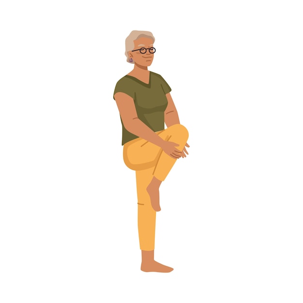Пожилая женщина растягивает ноги, тренируясь