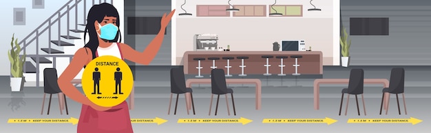 serveerster in masker met geel bord op afstand houden om coronavirus pandemie café-interieur te voorkomen