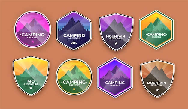 Vector set berglogo en badges gekleurde avonturenbadges