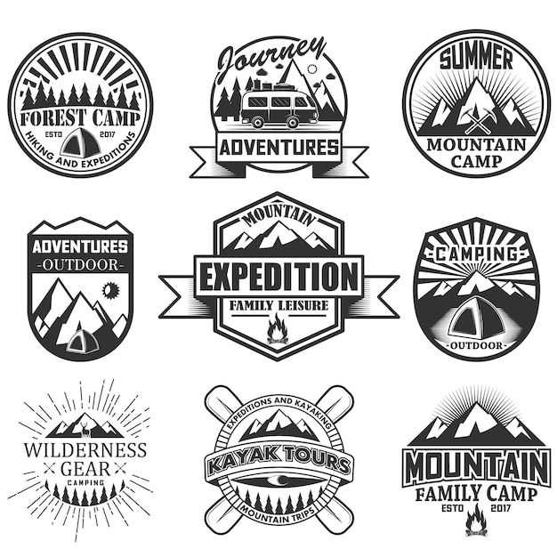 set camping objecten geïsoleerd op een witte achtergrond. Reispictogrammen en emblemen. Adventure outdoor labels, bergen, tent, auto, raften, vuur.