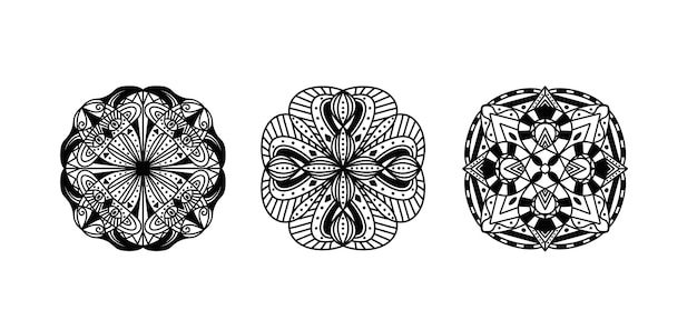 흰색 배경에 헤나 문신 디자인에 고립 된 4 개의 민족 라운드 만다라 장식품 세트