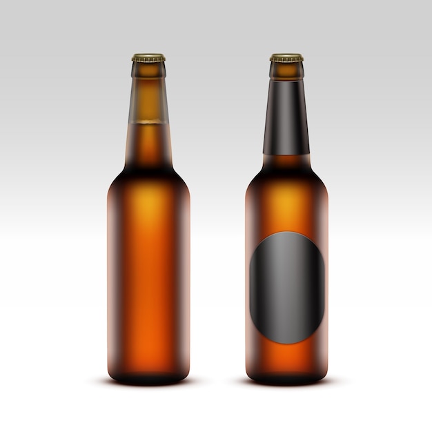 Набор закрытых пустых стеклянных прозрачных коричневых бутылок с без черных этикеток светлого пива для брендинга крупным планом на белом фоне