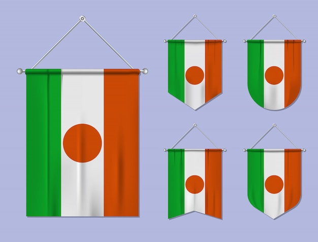 섬유 질감으로 플래그 니제르 매달려의 집합입니다. 국기 국가의 다양성 모양. 수직 템플릿 페넌트